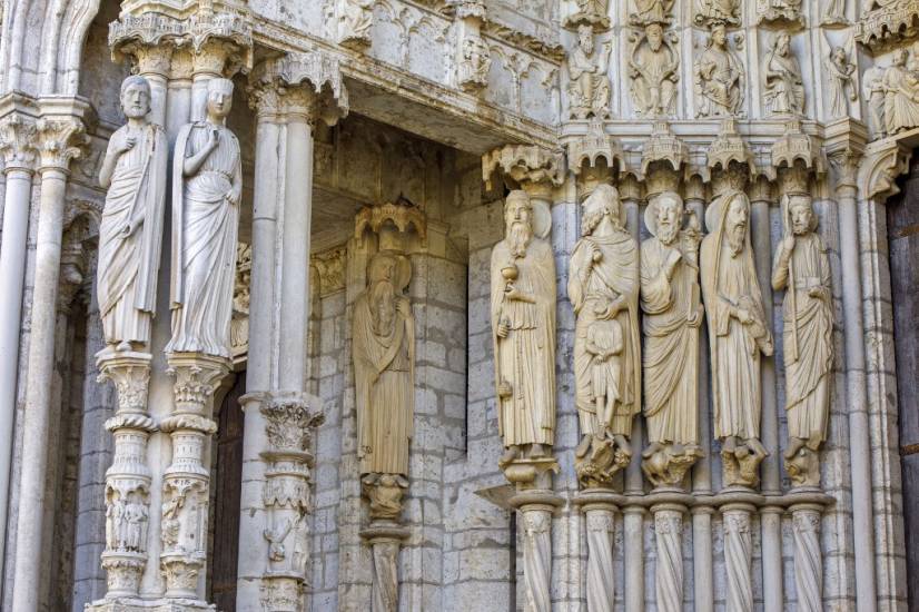 sculptures_sur_façade_cathédrale.jpg
