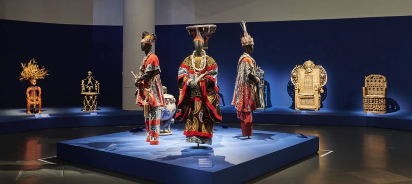 Costumes luxuriants sur mannequin et mobilier