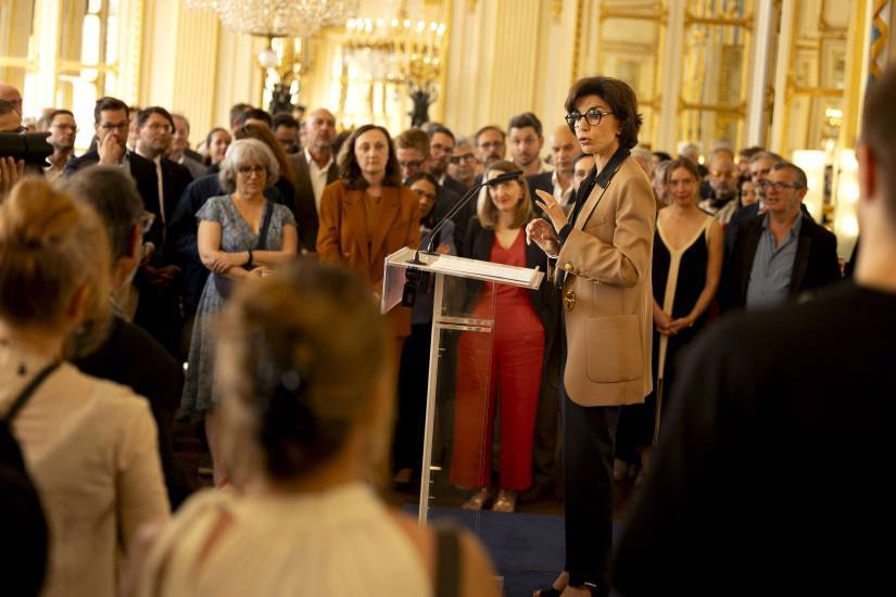 photo de la ministre de la culture Rachida Dati debout devant un pupitre en train de faire un discours