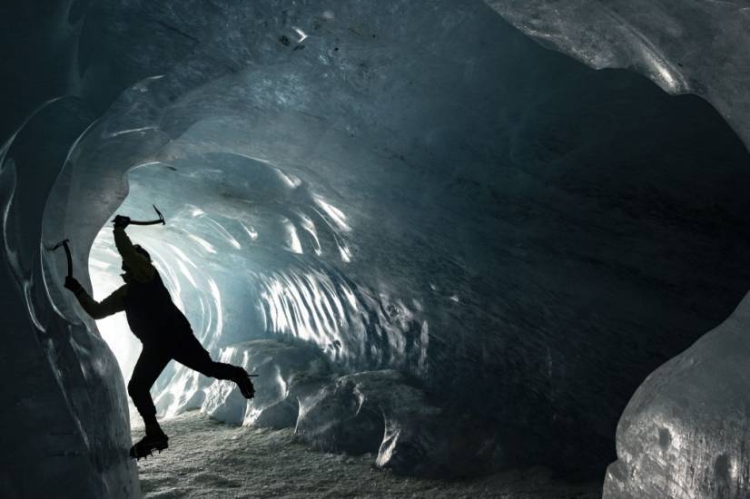 alpiniste_piolet_dans_grotte_glace