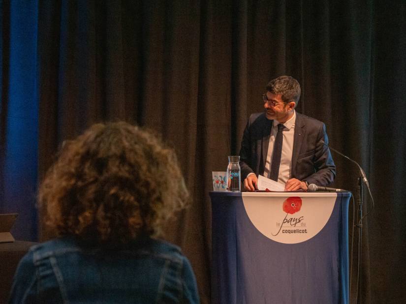 PHOTO 2 : Hilaire Multon derrière un pupitre s’apprête à faire un discours.