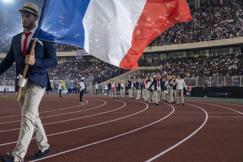 drapeau_français_personnes_défilant_dans_stade
