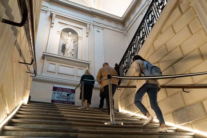 Les visiteurs et visiteuses gravissent les marches du palais de justice de Saint-Omer.