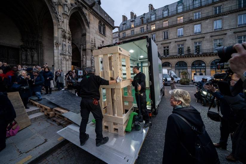 Départ de "La "Vierge à l'Enfant" de l'église Saint-Germain l'Auxerrois pour la cathédrale Notre-Dame de Paris © DRAC Île-de-France - Nicolas Thouvenin