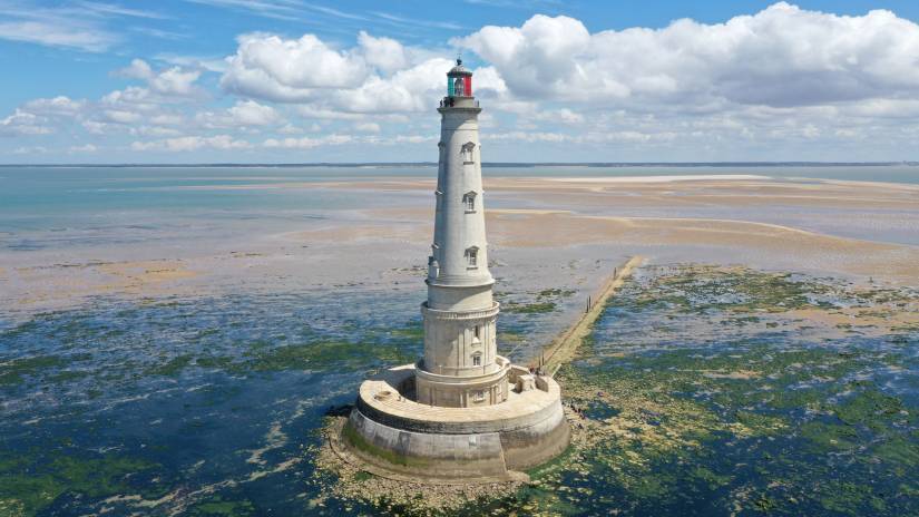 Vue aérienne diurne du phare deCordouan à marée basse