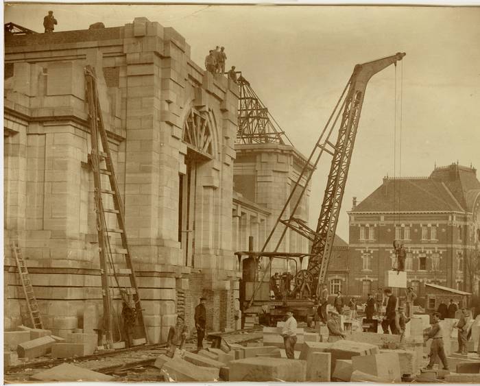 PHOTO 12 : Photographie d’époque qui montre le chantier du musée des Beaux-Arts de Valenciennes.