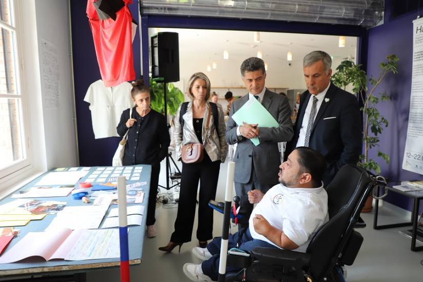 Pierre-Antoine MOLINA et Laurent ROTURIER, Cécile Nicol - déléguée régionale académique à la jeunesse, à l'engagement et aux sports d'Ile-de-France (DRAJES) et Evelyne CIRIEGI - présidente du CROSIF et Habd-Eddine SEBIANE - président du club de foot fauteuil de Chatenay-Malabry © DRAC Île-de-France