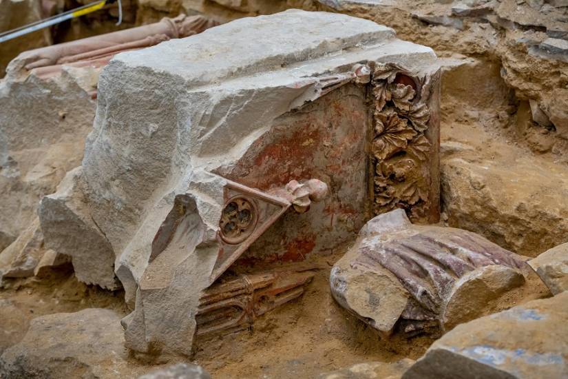 Détail des blocs sculptés du jubé du XIIIe siècle détruit au début du XVIIIe siècle © Denis Gliksman, Inrap