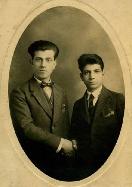 Missak Manouchian et son frère Garabed en 1925.jpg