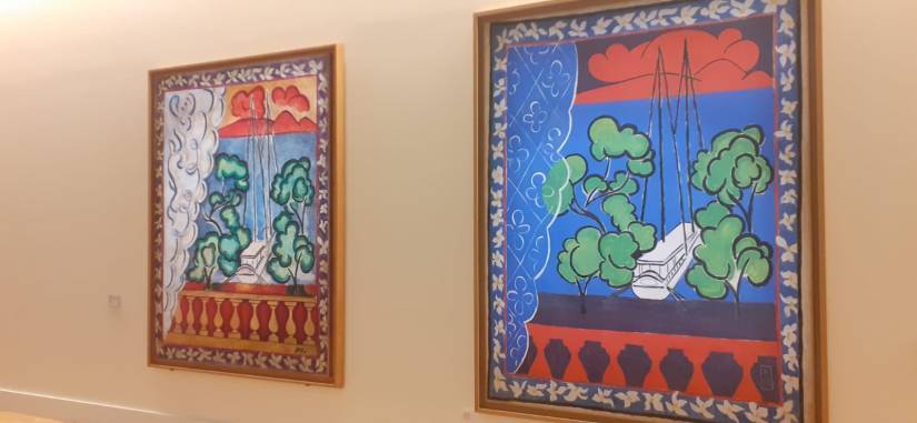 Vue des deux "Fenêtre à Tahiti" présentées dans l'exposition. Les deux oeuvres représentent la même chose mais dans des gammes de couleurs différentes. La toile de droite semble présenter des formes plus simplifiées que la version de gauche, plus détaillée.
