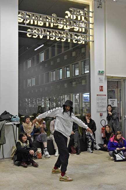 Nicolas FAUBERT, danseur : performance intitulée "Une ode aux défis" lors de la Journée professionnelle annuelle du 15 novembre 2024 organisée aux Réserves du FRAC (Fonds régional d'art contemporain) d’Île-de-France à Romainville - TRAM FRAC IDF © Ph. Lebruman 2024