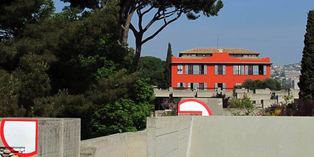 Nice - Villa Arson. Vue des terrasses sud, avec Felice Varini, Point de vue, 1988 (Coll. Cnap)