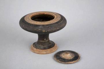 Plémochoé attique à décor non figuré, terre cuite peinte, 3e quart 6e siècle av JC, Amiens, musée de Picardie / Cliché Musée de Picardie