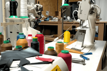 machines à coudre sur une table