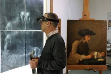 homme_regarde_radio_d'un_tableau