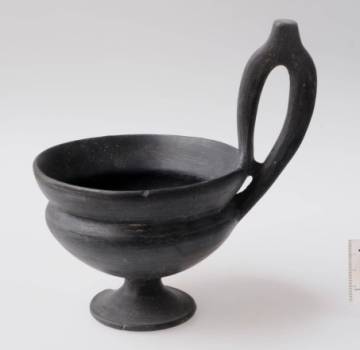 Kyathos, terre cuite façonnée au tour, entre 624 av JC et 525 av JC, Besançon, musée des beaux-arts et d'archéologie / Cliché DOUSSON Jean-Louis