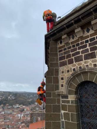 Micro-prélèvements de parements par des cordistes sur le dôme angélique de la cathédrale du Puy-en-Velay