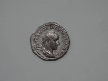 Antoninien émis sous Gordien III, billon frappé, 238, l'une des pièces de l'important trésor monétaire découvert à Dreux en 1973, Dreux, musée d'art et d'histoire de Dreux. Photo Riby Elodie