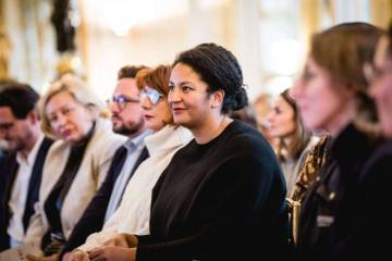 femme_souriante_premier_plan_foule_dans_ministère