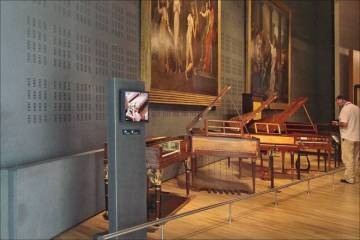 Paris, musée de la musique, L'entrée de la salle consacrée au 19e siècle / J.-P. Dalbéra, Source : Wikimedia Commons