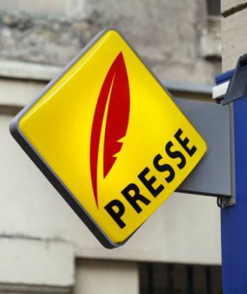 photo d'une enseigne de presse, losange jaune avec une plume rouge et inscription presse en noir