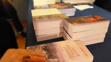 photo repr&eacute;sentant des piles de livres pos&eacute;s sur une table