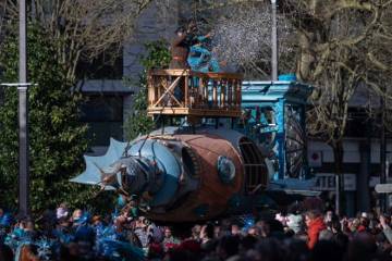 photo d'une foule pendant le carnaval avec un grand char