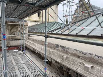 Dépose du garde-corps de la terrasse haute de la tour sud de la cathédrale de Troyes pour restauration