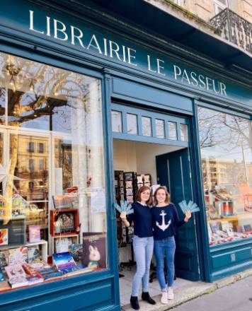 Cécile Odorico et Julie Madelaine devant la librairie Le Passeur