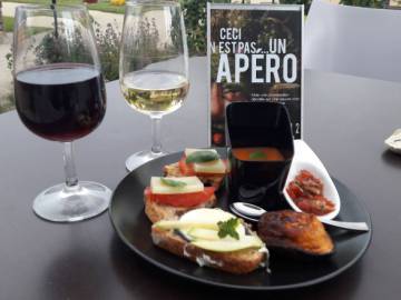 verres de vin et amuse-gueule devant un flyer "ceci n'est pas un apéro"