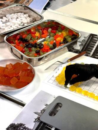 Une personne en train de faire une création en pâtes de fruits