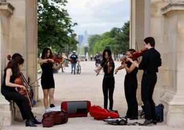 groupe_musique_classique_joue_dans_la_rue