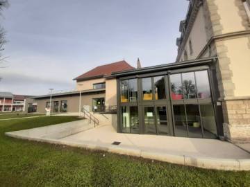 Vue extérieure de la nouvelle extension vitrée du centre culturel de Scey-sur-Saône (Haute-Saône)