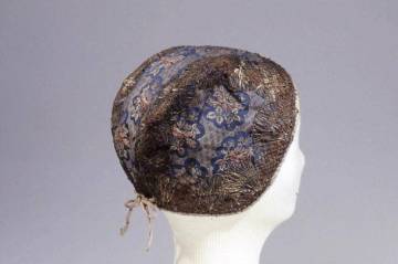 Bonnet de fillette (patron C, type 1, variante), Dijon, musée de la vie bourguignonne © Perrodin François - utilisation soumise à autorisation