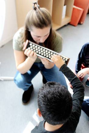 femme_joue_accordeon_devant_enfants