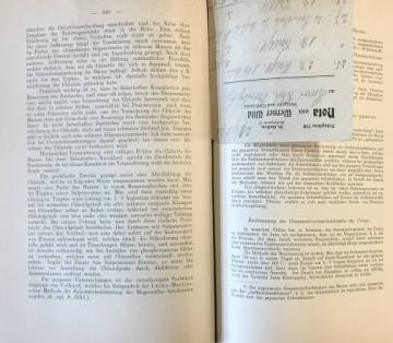 gros plan sur un livre ancien avec une facture comme marque page