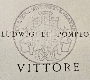 gros plan sur un tampon avec l'inscription Ludwig et pompeo vittore et un logo en fond sur une page blanche