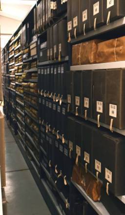 Photo des couloirs des archives nationales du monde du travail
