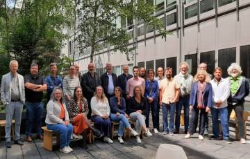 Les membres du CNRA posent dans la cour du ministère après la réunion du 6 juin 2025.