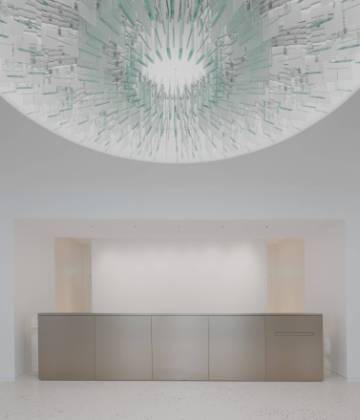 lustre au plafond avec le comptoir d'accueil
