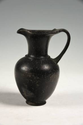 Oenochoé étrusque, terre cuite (bucchero), 3e quart 7e siècle av JC, 1er quart 6e siècle av JC, Reims, musée Saint-Remi / Cliché Christian DEVLEESCHAUWER