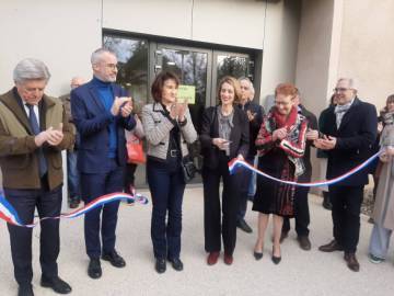 M. le préfet et quatre élus coupent le ruban lors de l'inauguration du centre culturel