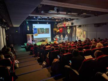 public-dans-salle-conference.jpg