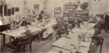 Prudhommeaux-Dallet Marie-Jeanne, L'atelier de décoration sur émail de l'usine Godin de Guise, tirage au gélatino-bromure d'argent sur papier albuminé, 1897, Guise, Familistère de Guise / Cliché : Familistère de Guise