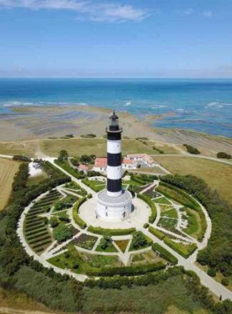 Vue aérienne du phare de Chassiron et son jardin en forme de rose des vents