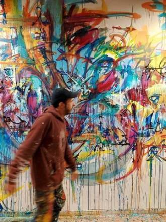 homme couleur mur