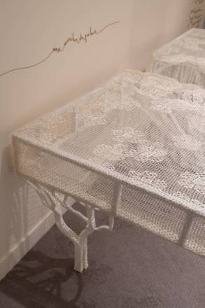 PHOTO 3 : Création d’une table en dentelle blanche.