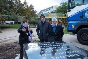 Hélène Mouchard-Zay en compagnie des artistes, Anne et Patrick Poirier