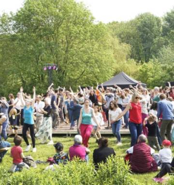 PHOTO 1 : Une foule de gens danse à l’extérieur.