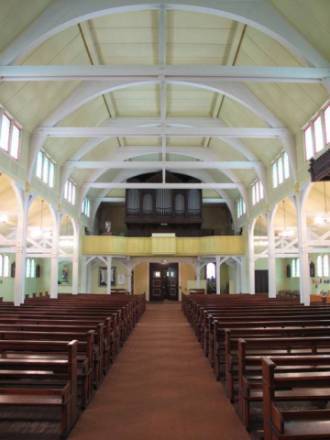 Vue intérieure de la nef depuis le chœur vers l’orgue au nord